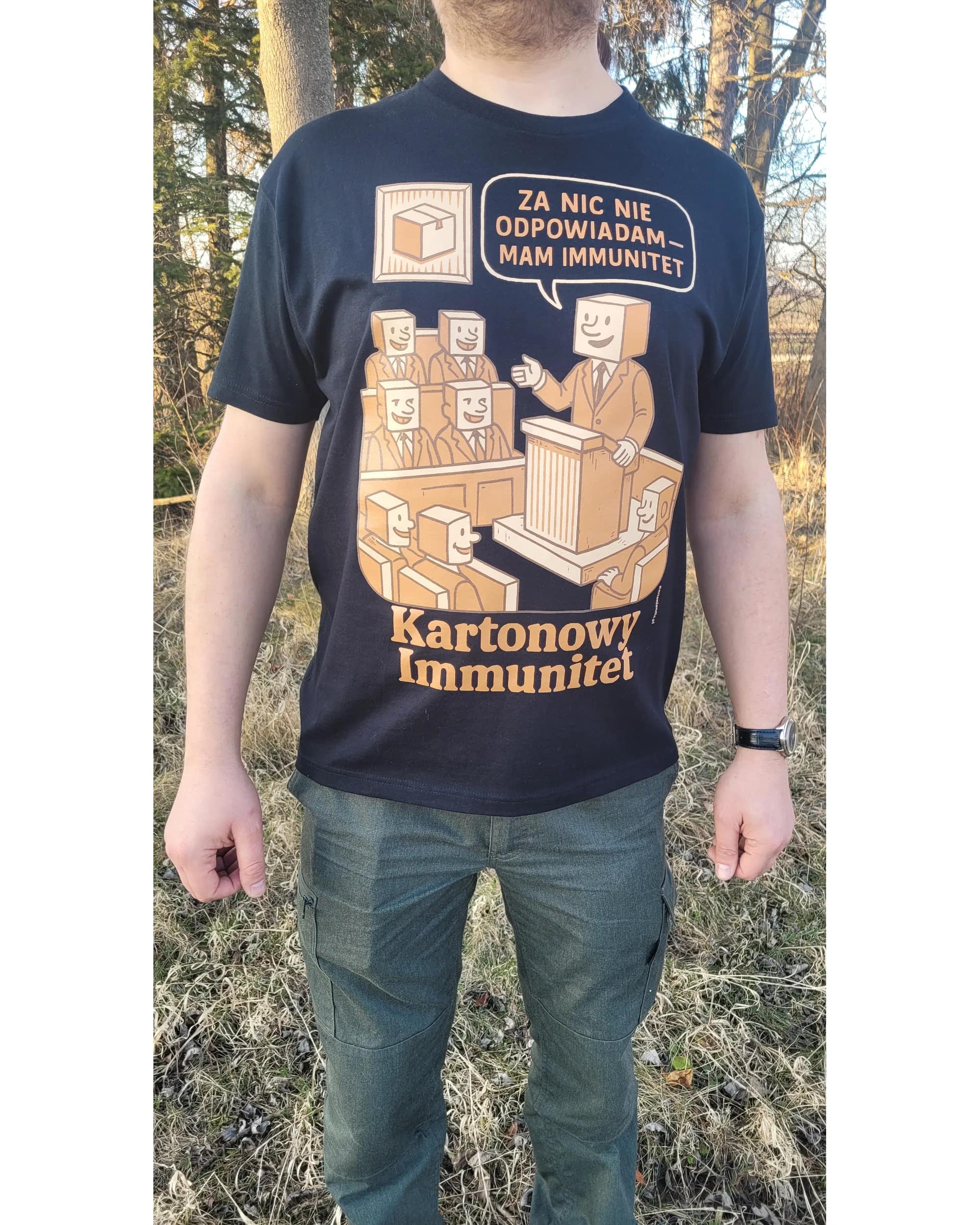 Koszulka męska Kartonowy Immunitet z satyrycznym nadrukiem Kartonlandii